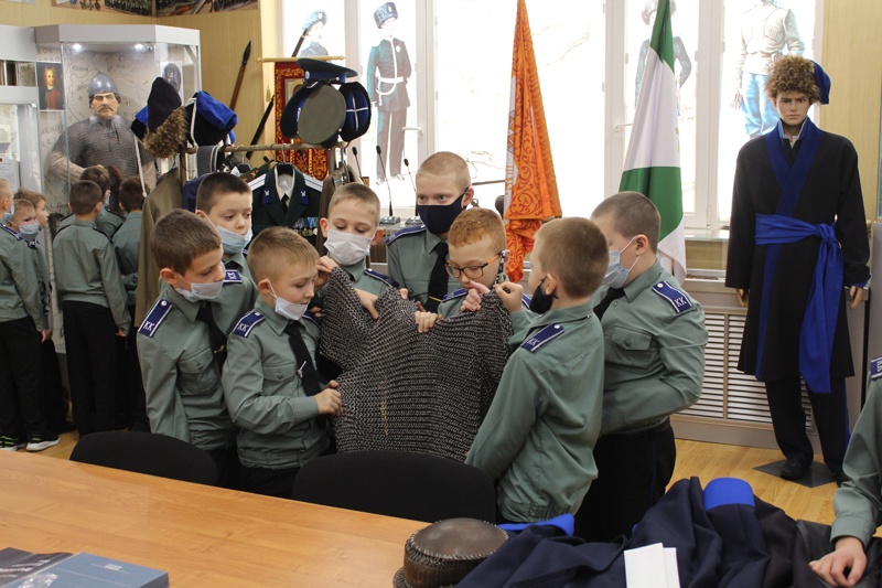 Екатеринбургские кадеты изучают историю Оренбургского казачьего войска в казачьем музее