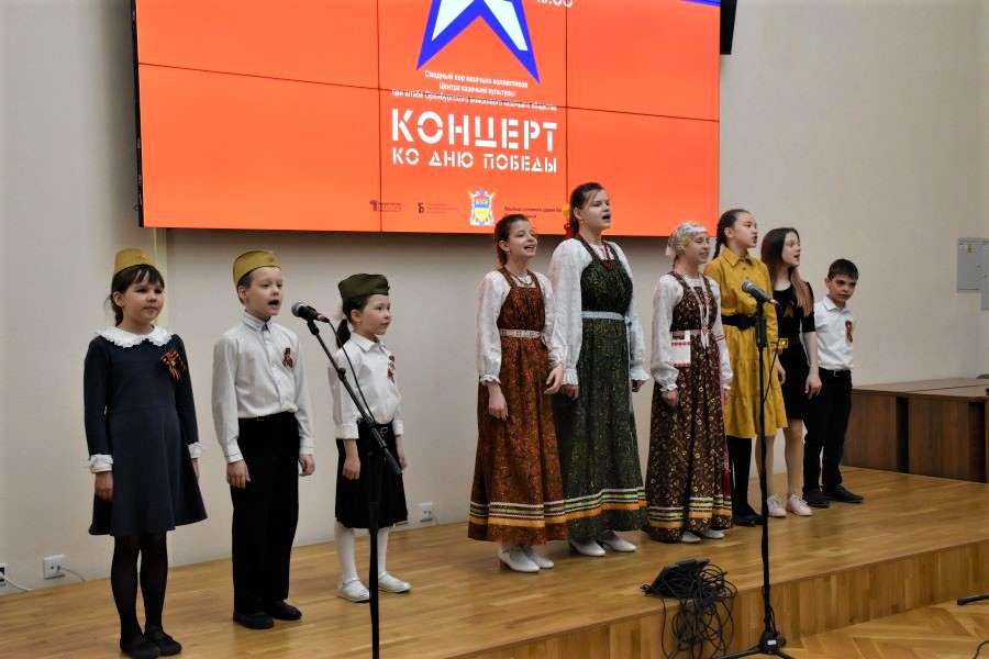 Дети в Екатеринбурге исполнили военные и казачьи песни ко Дню Победы