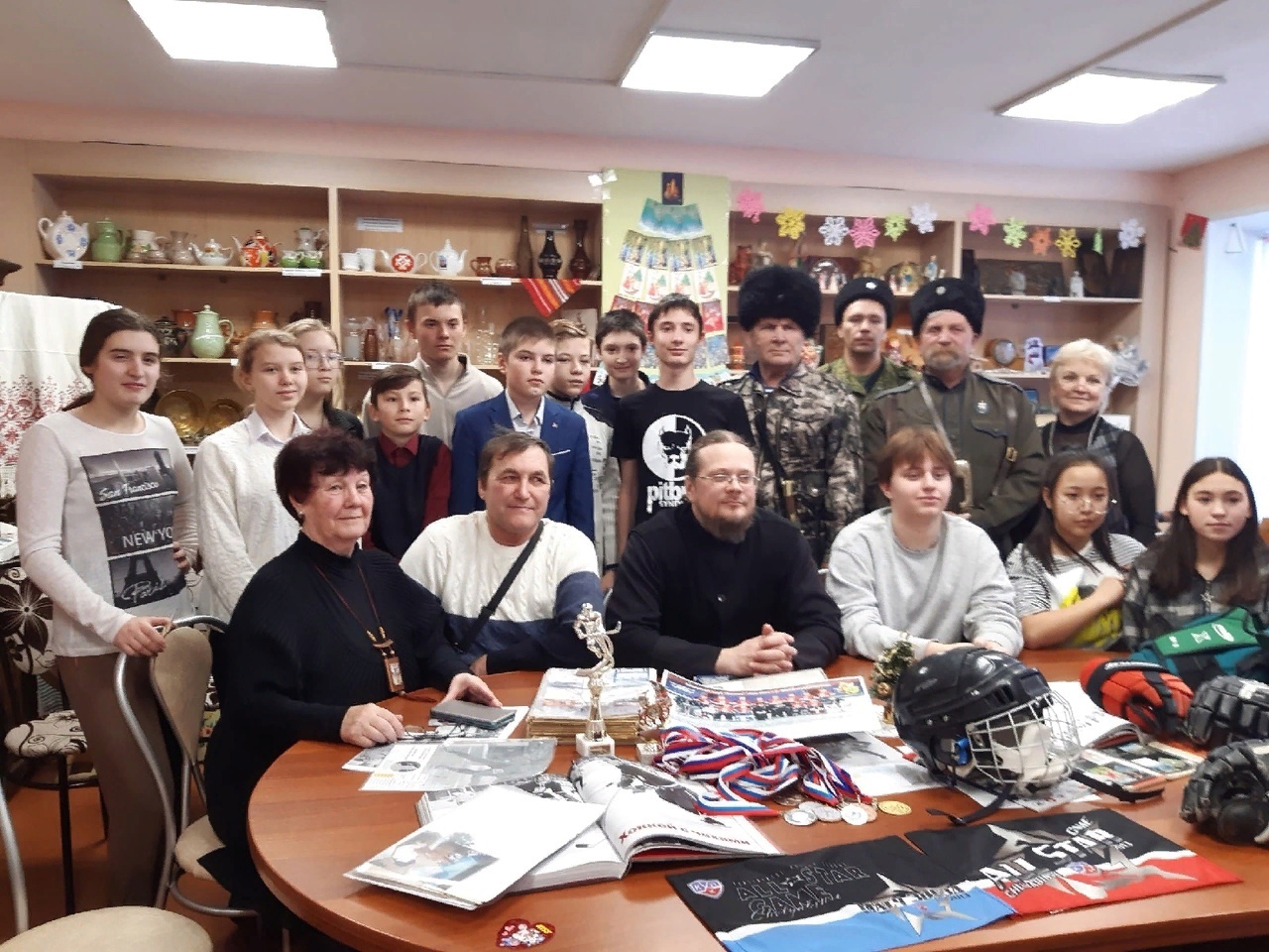 Казаки станицы «Березинская и Тарутинская» познакомились с историей районного хоккея Казаки станицы «Березинская и Тарутинская» познакомились с историей районного хоккея