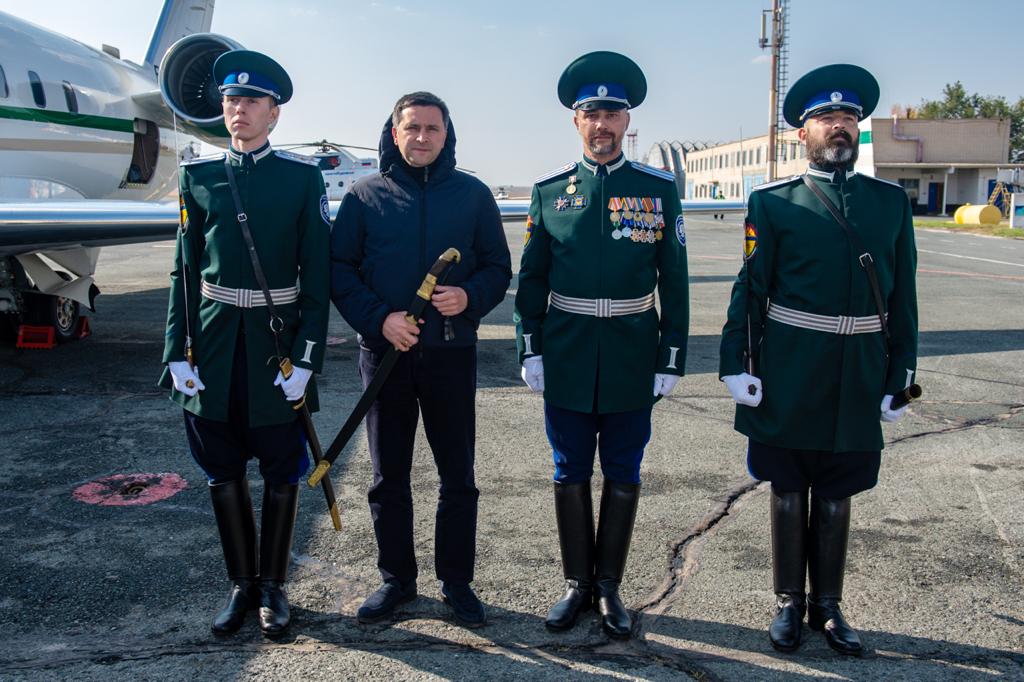 Визит: Оренбургские казаки вручили главе Минприроды России памятное оружие 