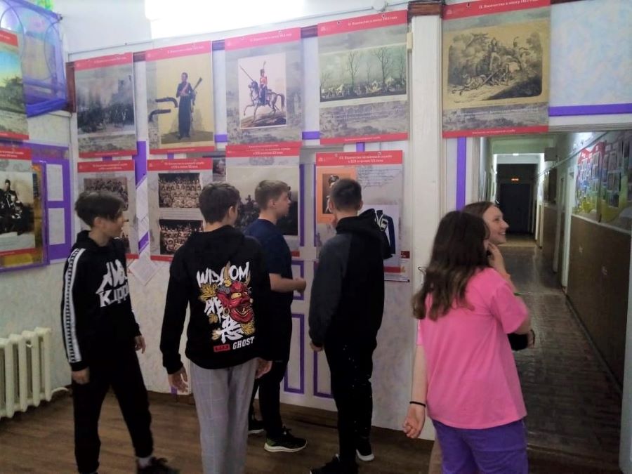Планшетная выставка о казачестве от Оренбургского казачьего войска побывала в поселке Шамары 