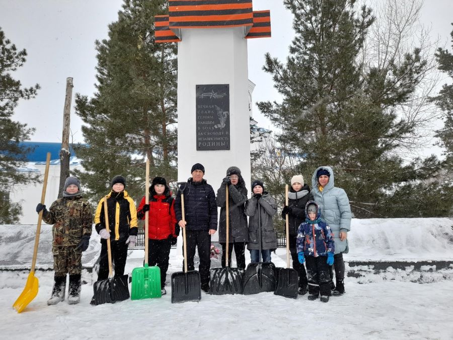 В Оренбургской области казачата приводили в порядок обелиск и школьный музей
