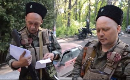 Видео: Оренбургские казаки-добровольцы, находящиеся сейчас в Донбассе, читают письма от детей