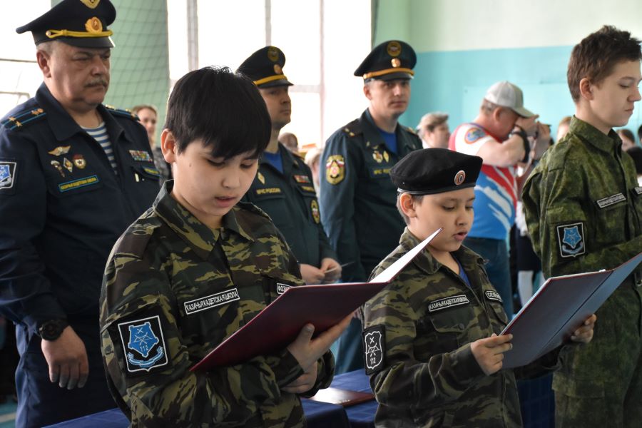 Учащиеся Екатеринбургской казачьей школы приняли заповеди кадетов