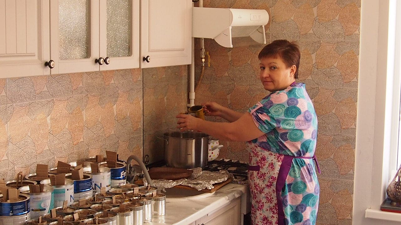 Казачка из Оренбургской области изготовила около сотни блиндажных свечей для участников СВО