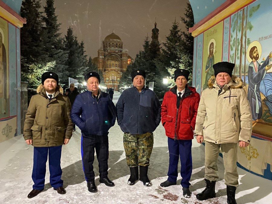 Казаки патрулировали во время празднования Рождества Христова