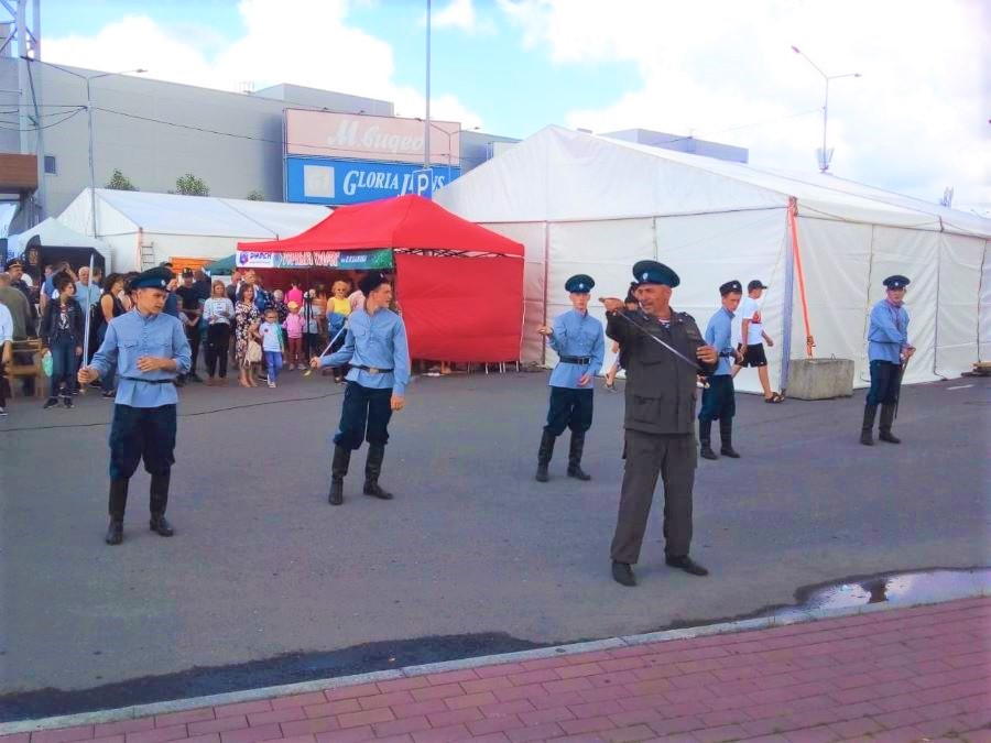 Кадеты Златоуста выступили с фланкировкой на городском фестивале (видео)