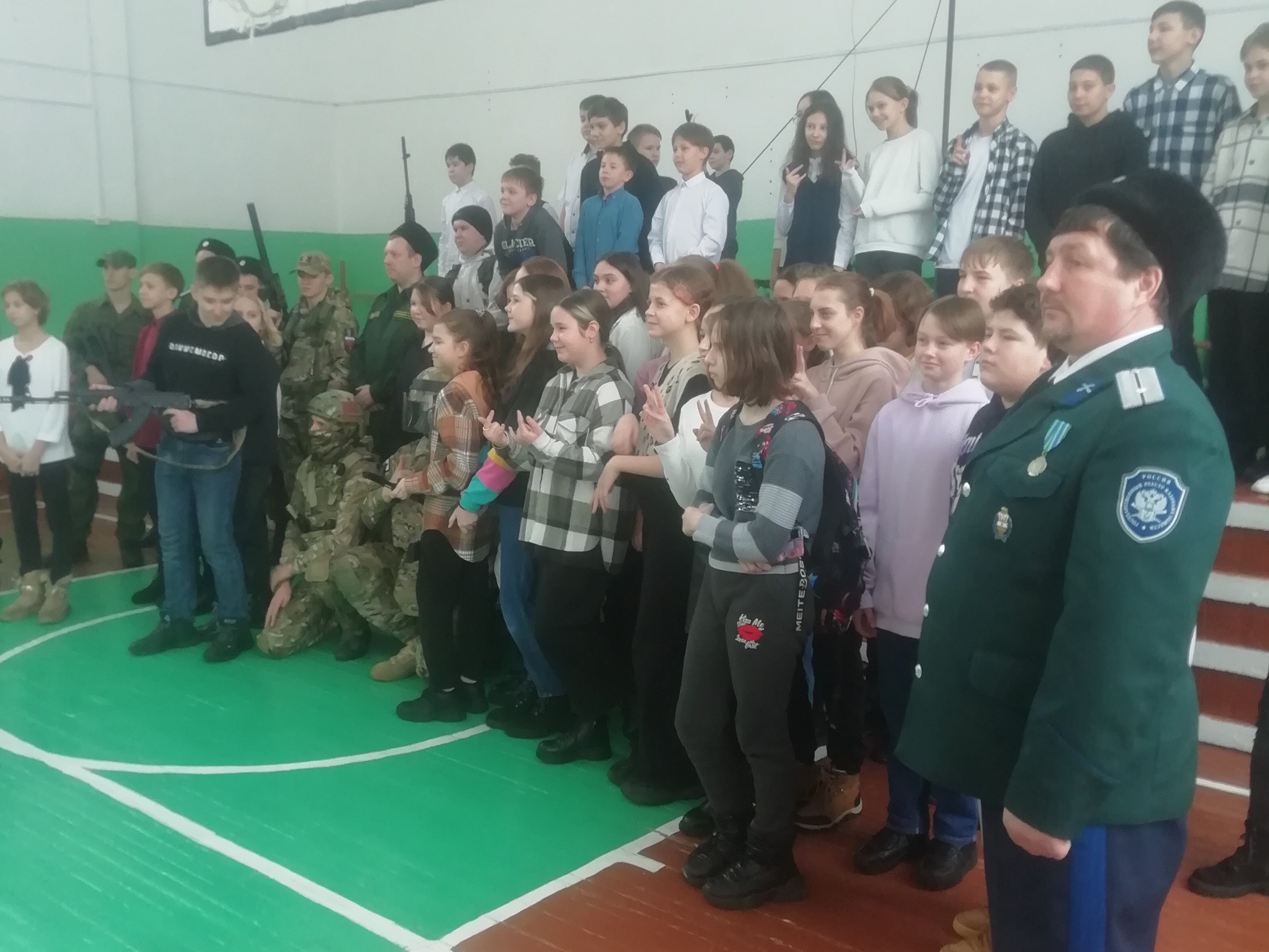 Казаки хутора «Ашинский» провели занятия по военно-патриотическому воспитанию со школьниками Казаки хутора «Ашинский» провели занятия по военно-патриотическому воспитанию со школьниками