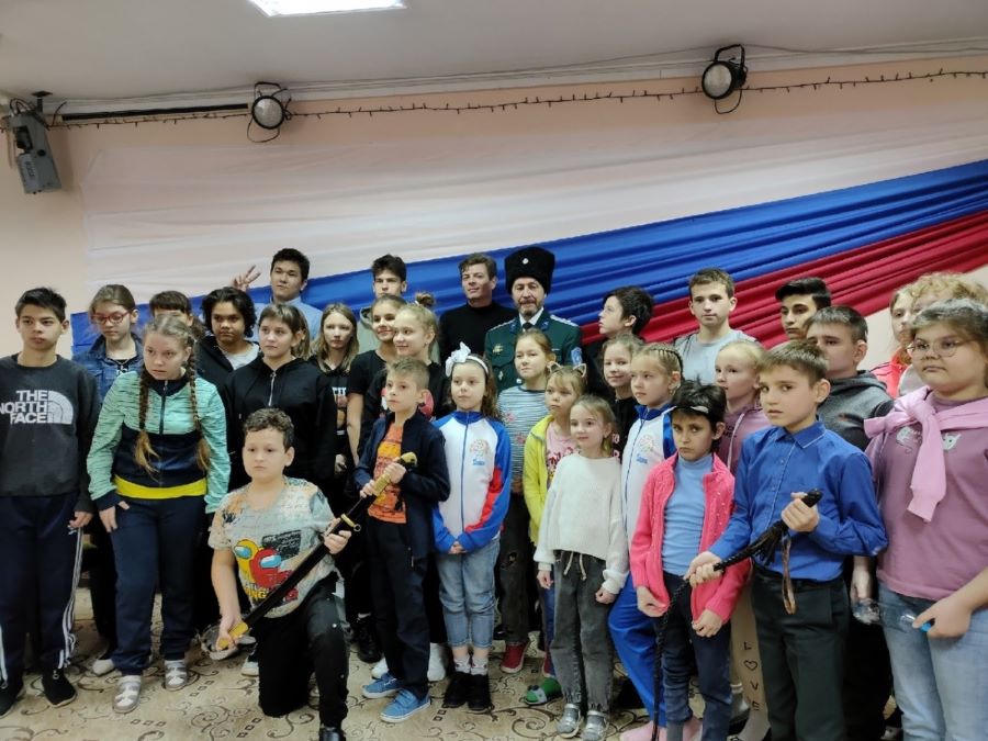 Казаки Оренбурга навестили детей с ограниченными возможностями здоровья Казаки Оренбурга навестили детей с ограниченными возможностями здоровья