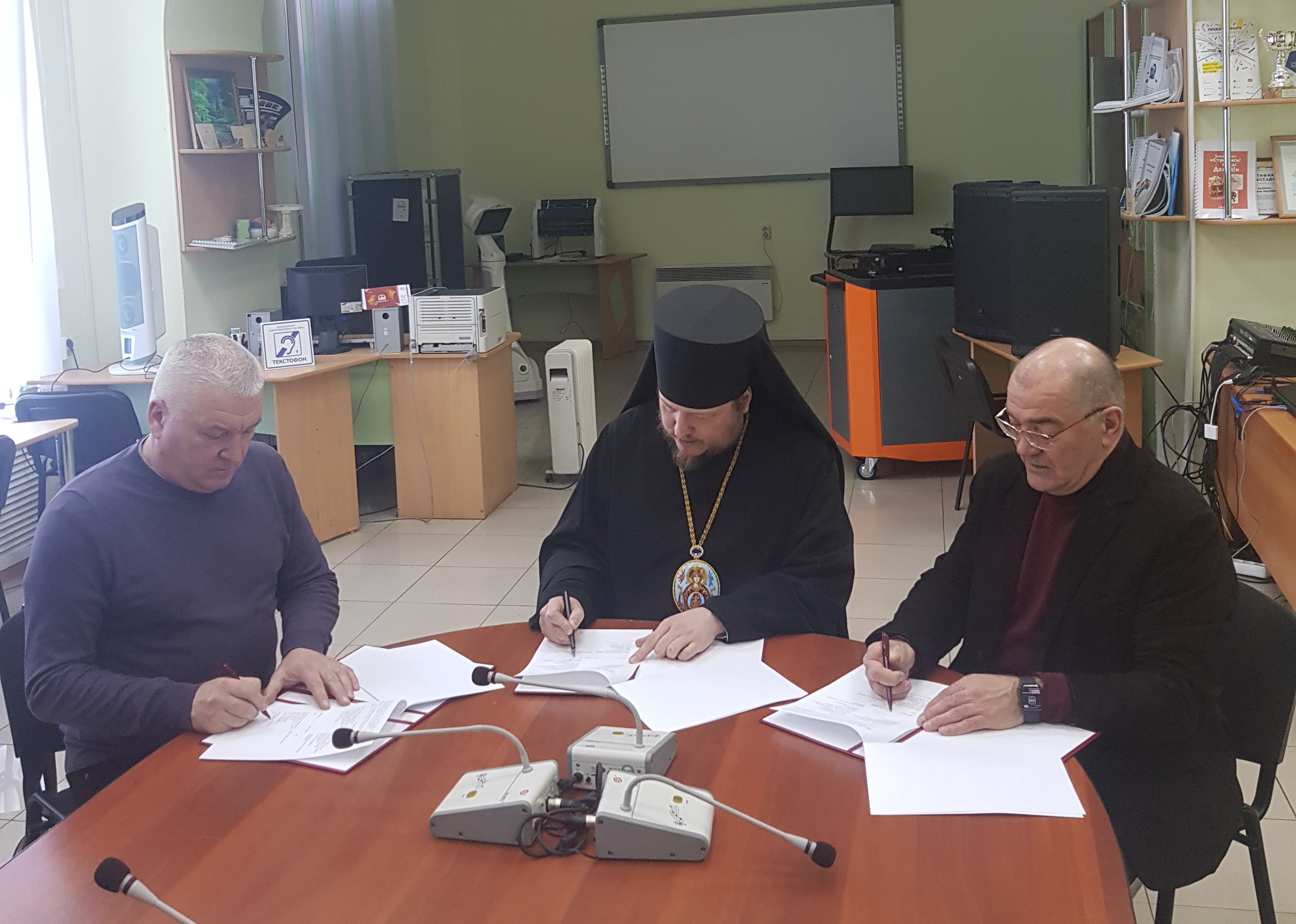 В Златоусте было подписано тройственное соглашение о развитии военно-патриотического воспитания В Златоусте было подписано тройственное соглашение о развитии военно-патриотического воспитания