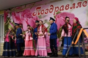 Казаки хутора «Таутский» поздравили жителей п. Моторный с днем поселка