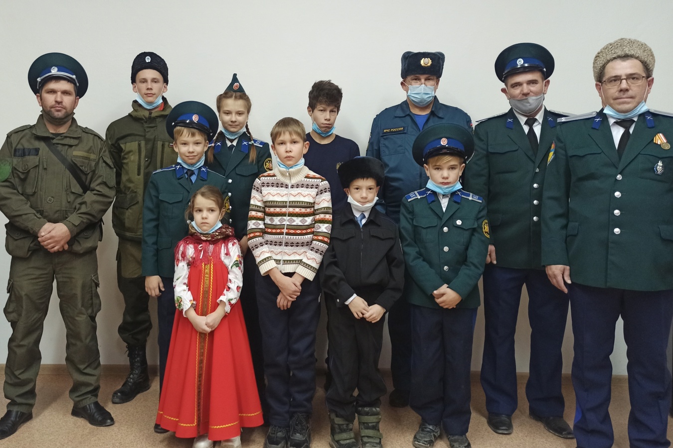 В поселке Малышева Свердловской области кадеты хутора «Изумрудный» посмотрели фильм о подвигах спасателей