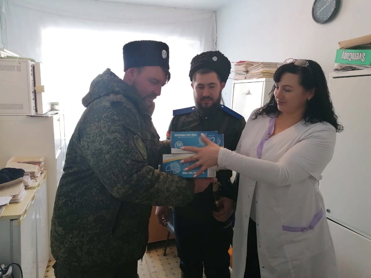 Казаки Второго отдела передают маски местным лечебным учреждениям Казаки Второго отдела передают маски местным лечебным учреждениям