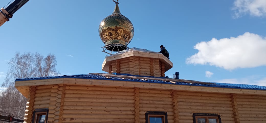 На строящийся казачий храм в Челябинске подняли купол и крест На строящийся казачий храм в Челябинске подняли купол и крест