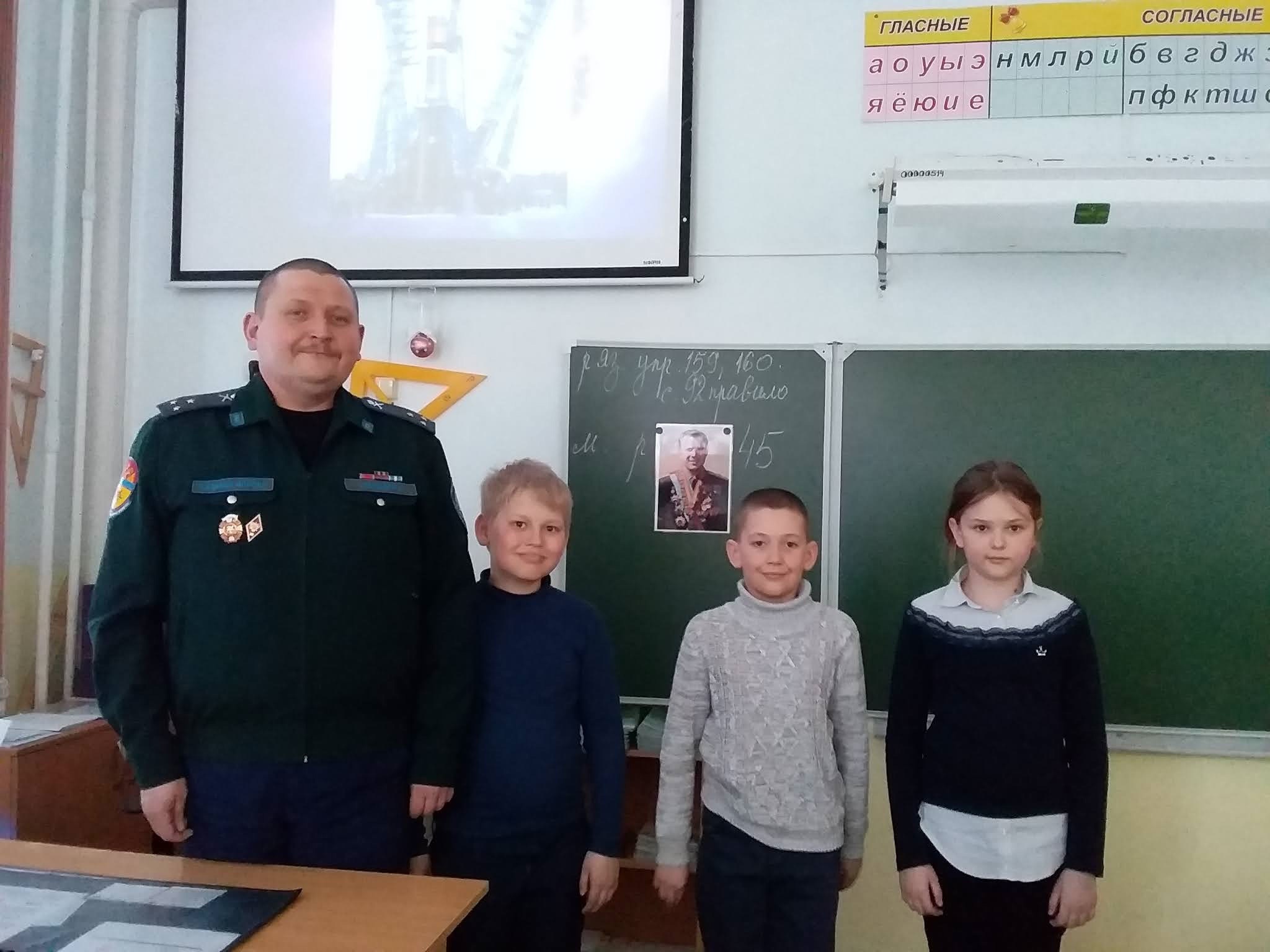 Казак станицы «Смолеозерная» провёл уроки мужества 