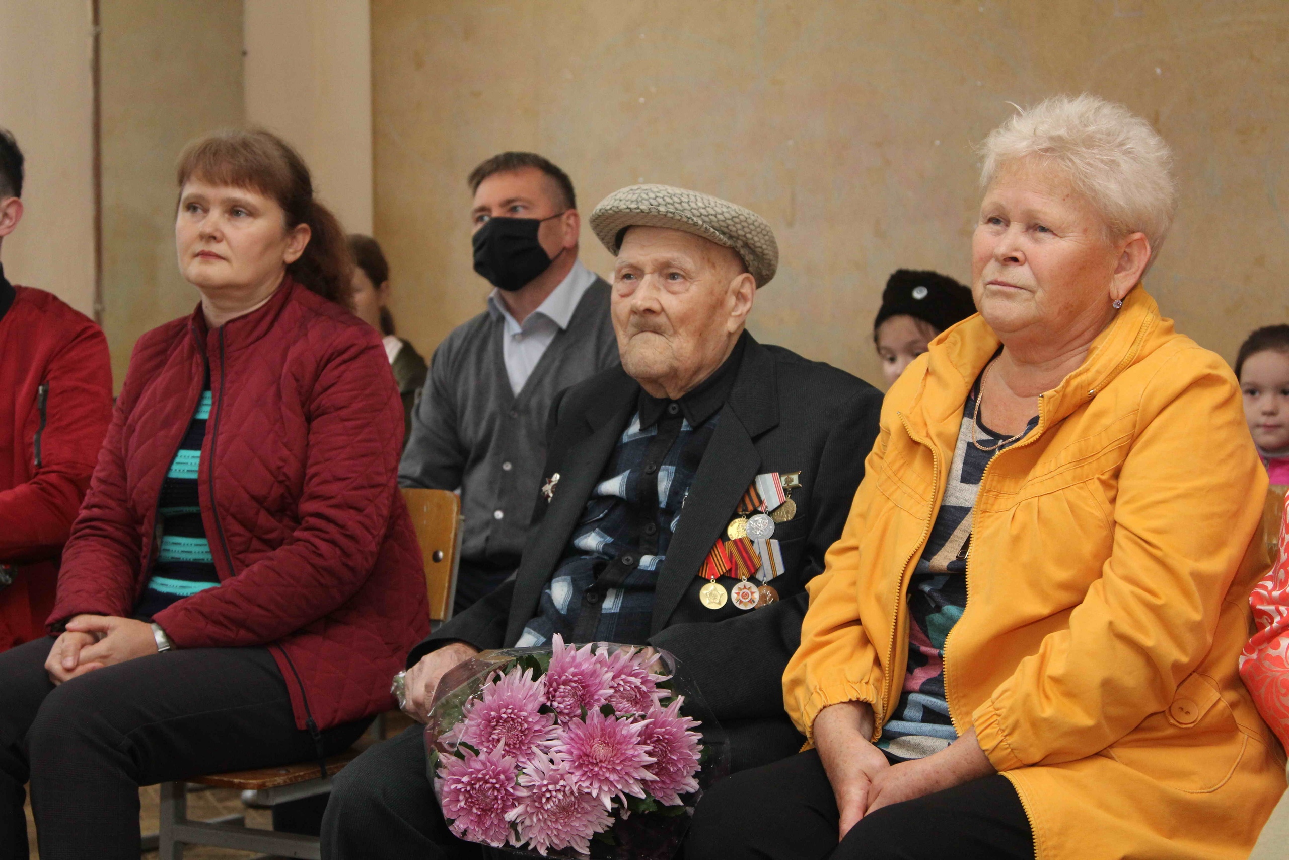 Казаки и казачата г. Каменска-Уральского поздравили ветерана войны со 100-летним юбилеем 