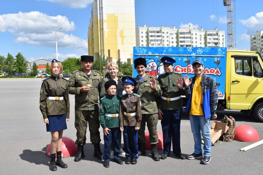 Казаки Магнитогорска и кадеты корпуса цесаревича Алексея поздравили горожан с Днем защиты детей