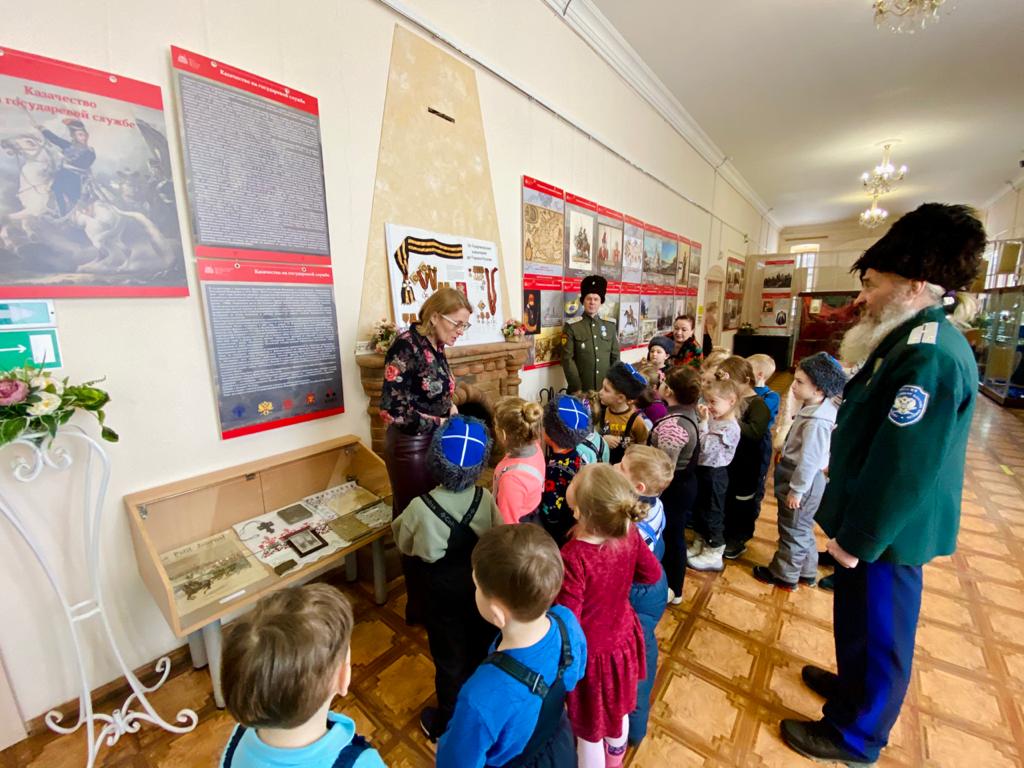 Воспитанники казаков посетили казачью выставку в Камышловском краеведческом музее