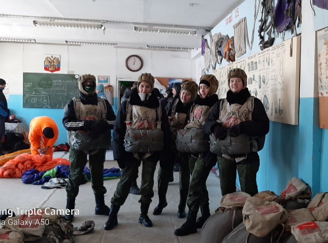 Вокруг небо – в душе мамы: Екатеринбургские кадеты в День матери совершили парашютные прыжки