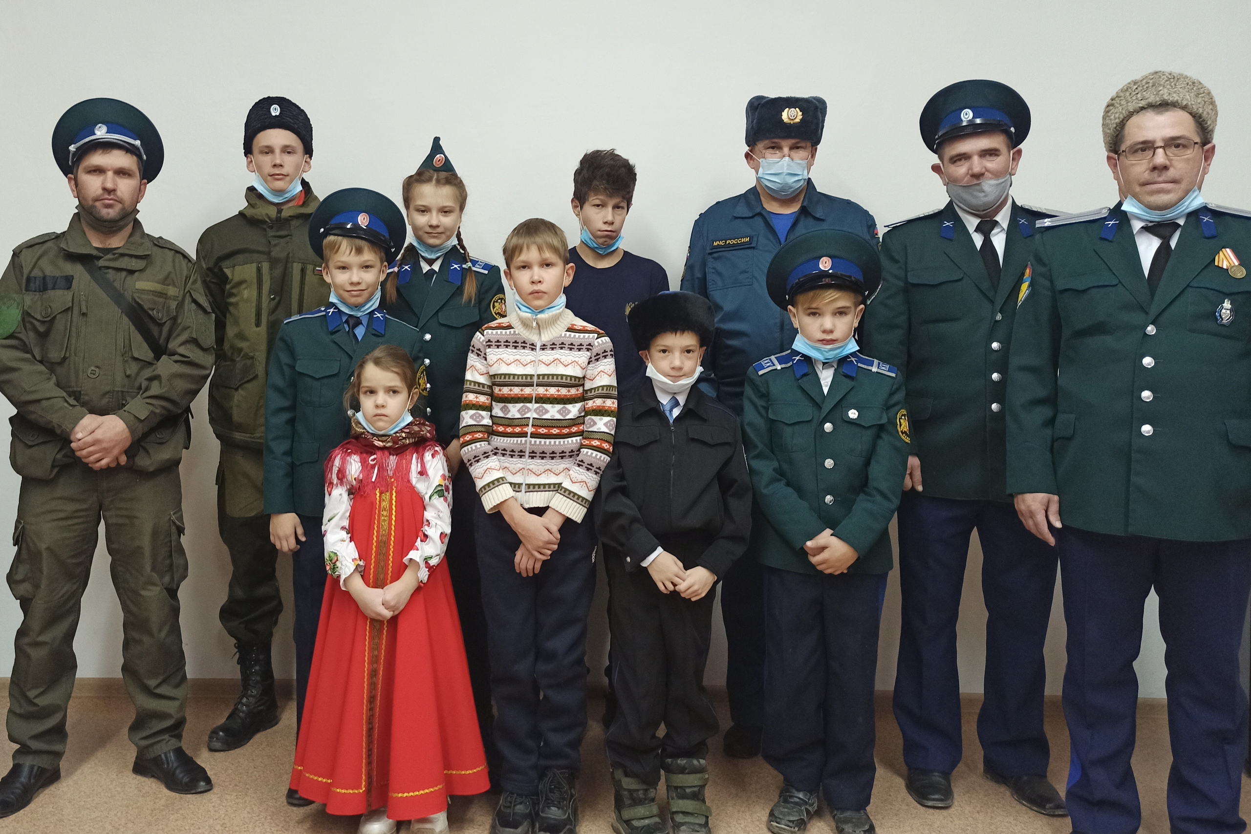 В поселке Малышева Свердловской области кадеты хутора «Изумрудный» посмотрели фильм о подвигах спасателей В поселке Малышева Свердловской области кадеты хутора «Изумрудный» посмотрели фильм о подвигах спасателей