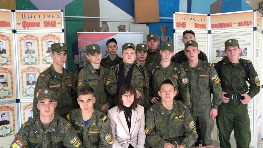 Кадеты казачьего корпуса г. Златоуста познакомились с выставкой, посвящённой 75-летию Победы Кадеты казачьего корпуса г. Златоуста познакомились с выставкой, посвящённой 75-летию Победы