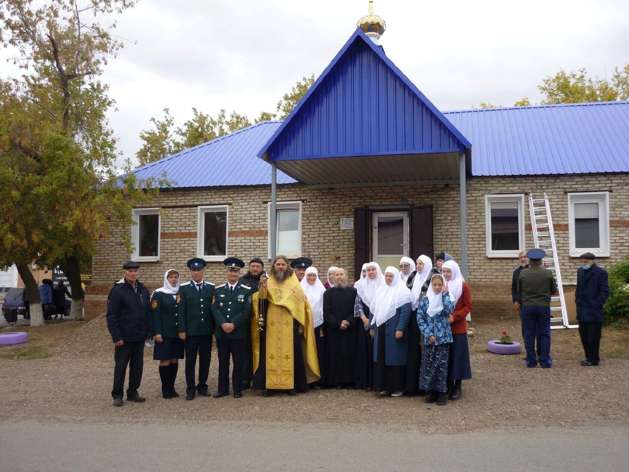 Казаки в селе Сакмара помогают обустраивать молитвенный дом