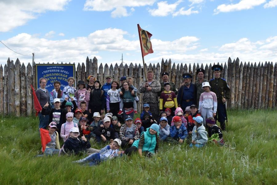 Школьники пришли в гости к казакам станицы «Магнитной» в хутор «Черников брод»