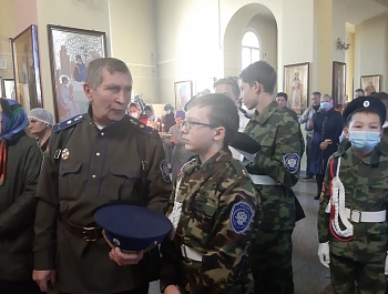 В Первом отделе войска освятили знамя новотроицкой казачьей молодежи